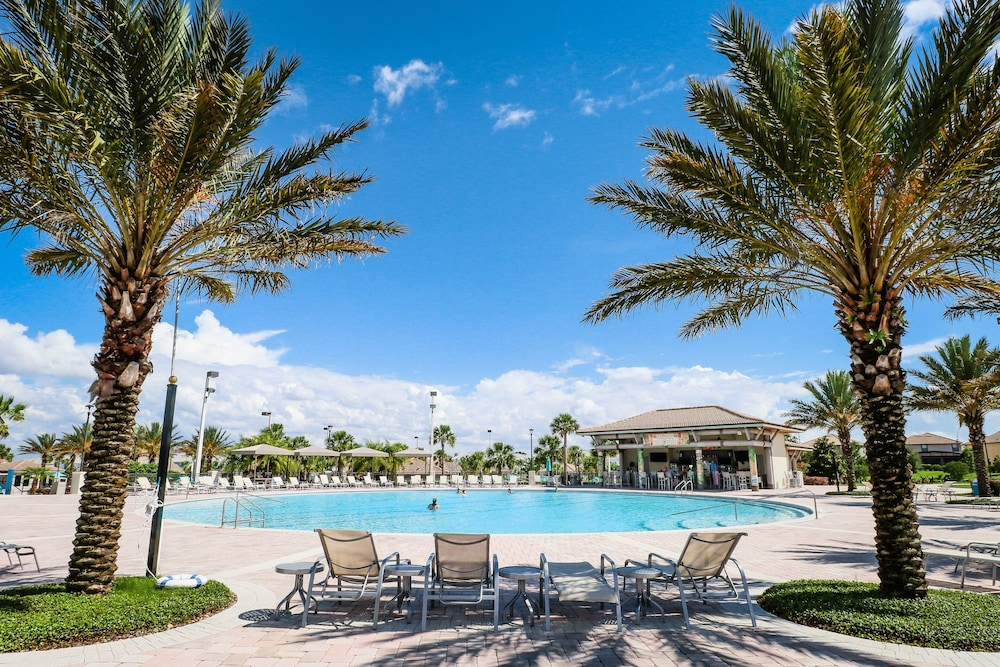 Modern Townhome With Private Pool, hot Tub, Central AC, and Private Washer/dryer