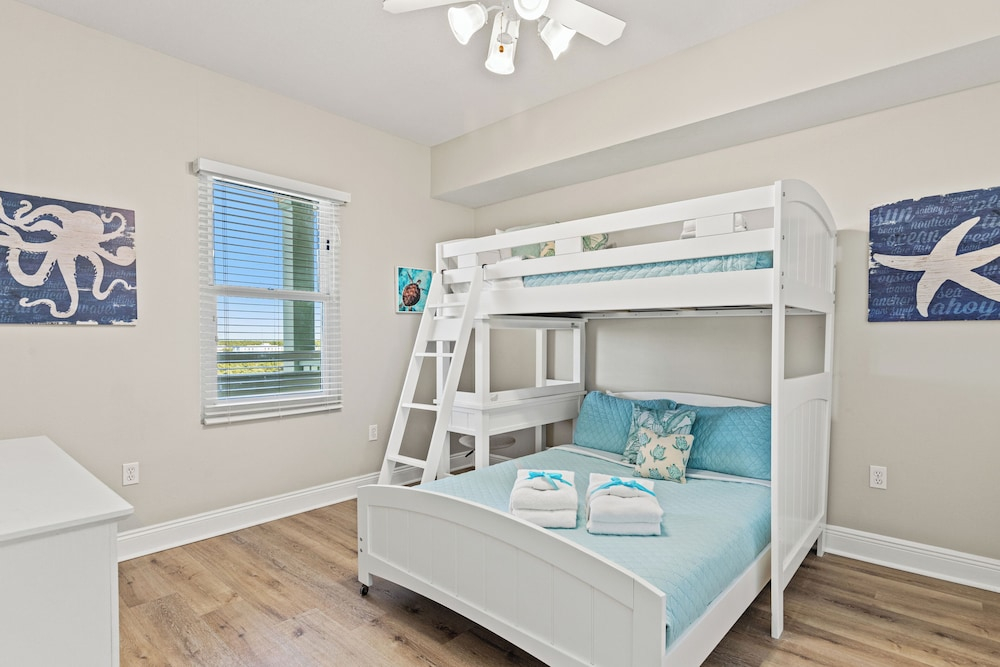 Splash, Relax & Repeat at Dolphin View Retreat! Beachfront! Sleeps 9!
