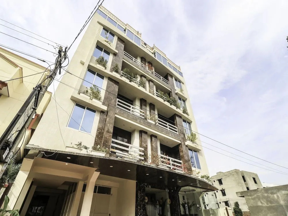 OYO 28722 The Prince Hotel