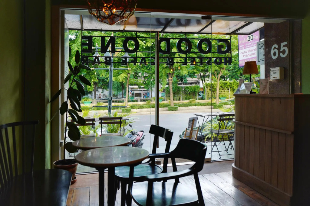 Good One Poshtel & Cafe Bar