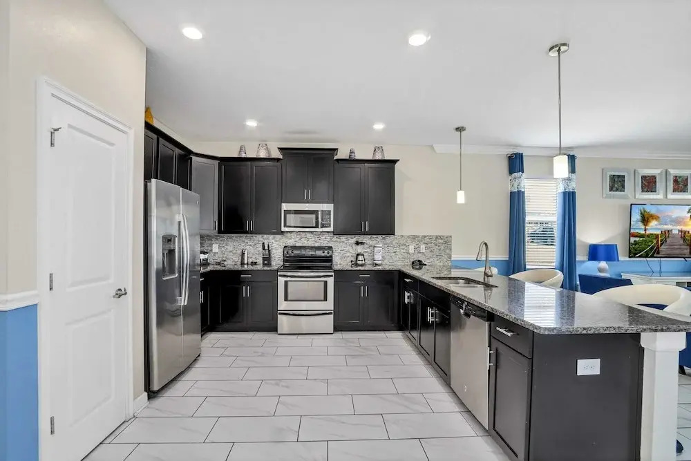 Luxurious, Grand Home, Themed Bedrooms and Large Pool Area #8cg099