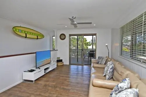 Red Door Beach House - Marcoola Beach - PET FRIENDLY, FOXTEL, WIFI, 500 BOND, Linen Supplied