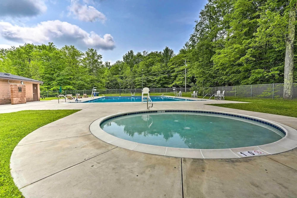 Poconos Hideaway in Arrowhead Lake w/ Game Room!