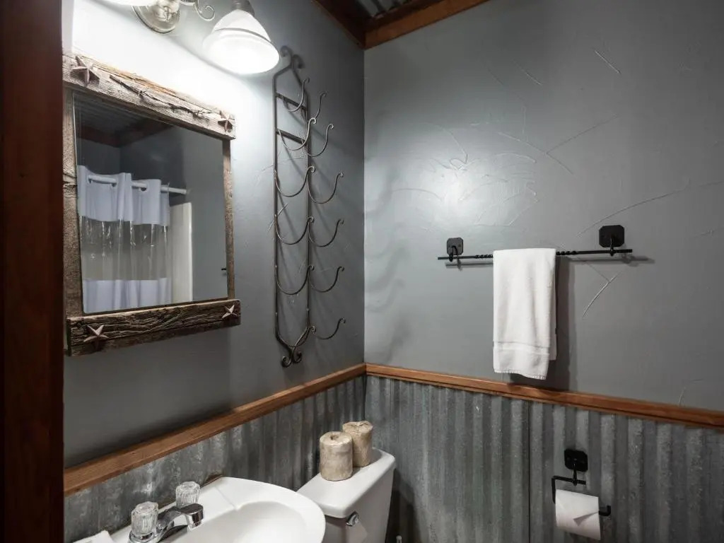 Apache Village Cabinette 15, Queen Bed, Midtown, Sleeps 2