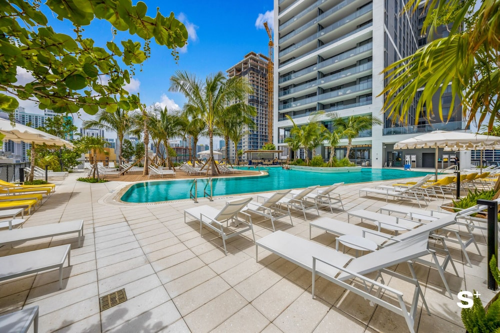 Upscale 3-BD Condo in DTW Miami