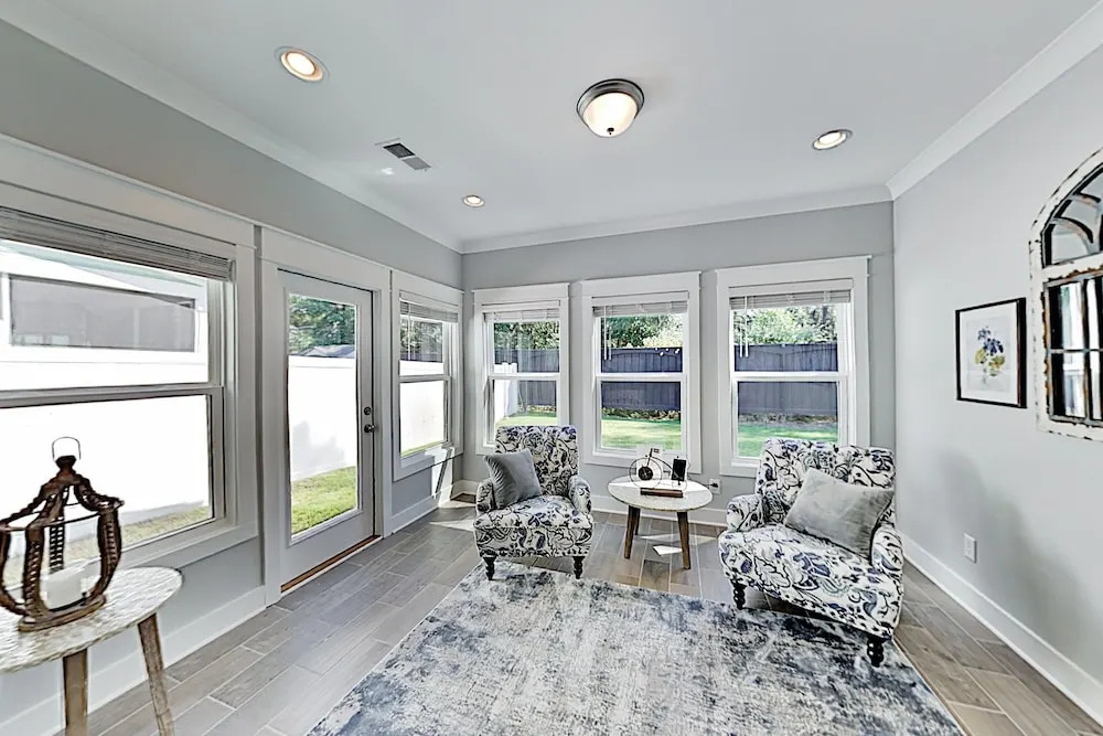 Stylish In Gated Community - Walk To Beach! 5 Bedroom Home
