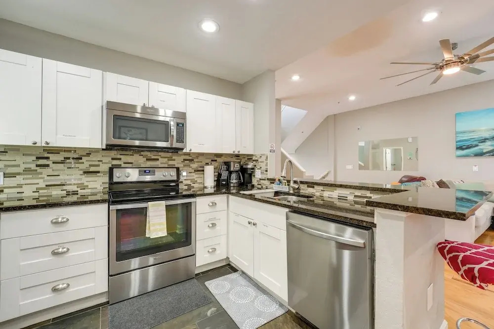Coastal 'sea Side' Townhome - Walk to Beach!