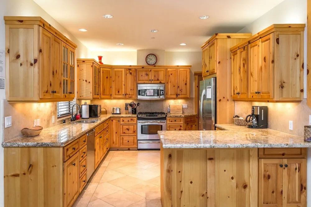 Large 4br W/ Pool, Fenced Backyard - Bike To Beach 4 Bedroom Home