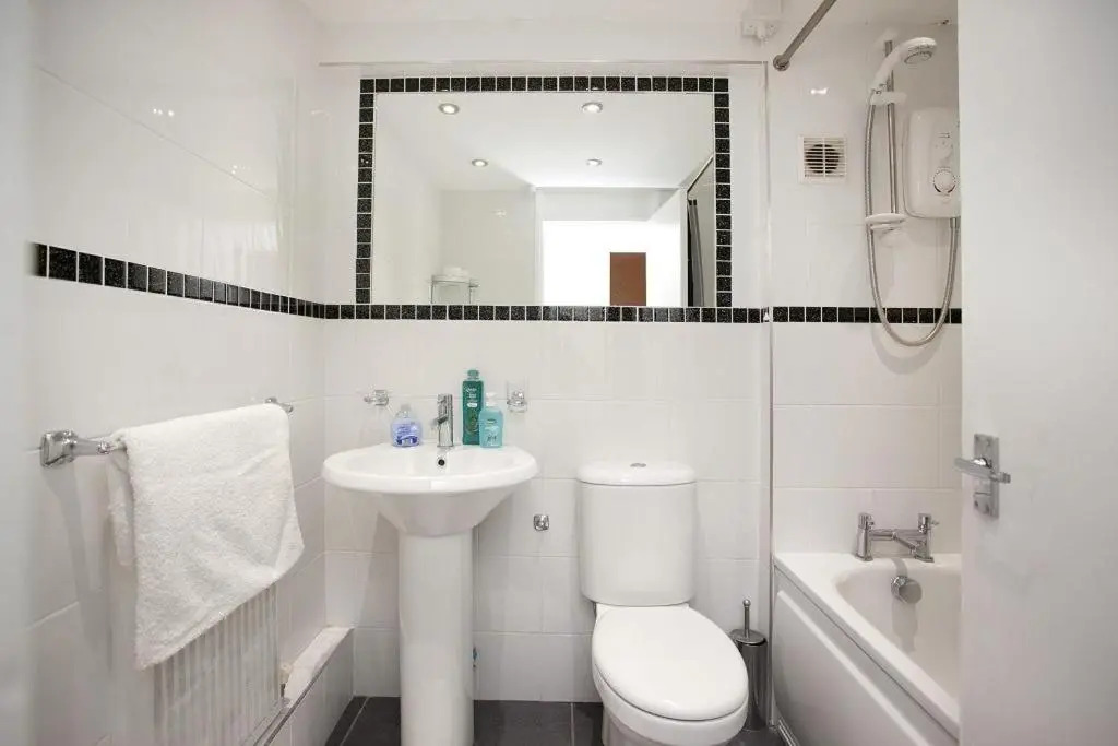 Victoria Centre 2 Bedroom Apartments with 4 Beds in Victoria Centre Shopping Centre - Nottingham City Centre - 24 hour access - Most Central Location - Full Kitchen - Opposite Hilton - Parking for Cars or Vans from Five pounds a day - Sunday 1pm Check-out