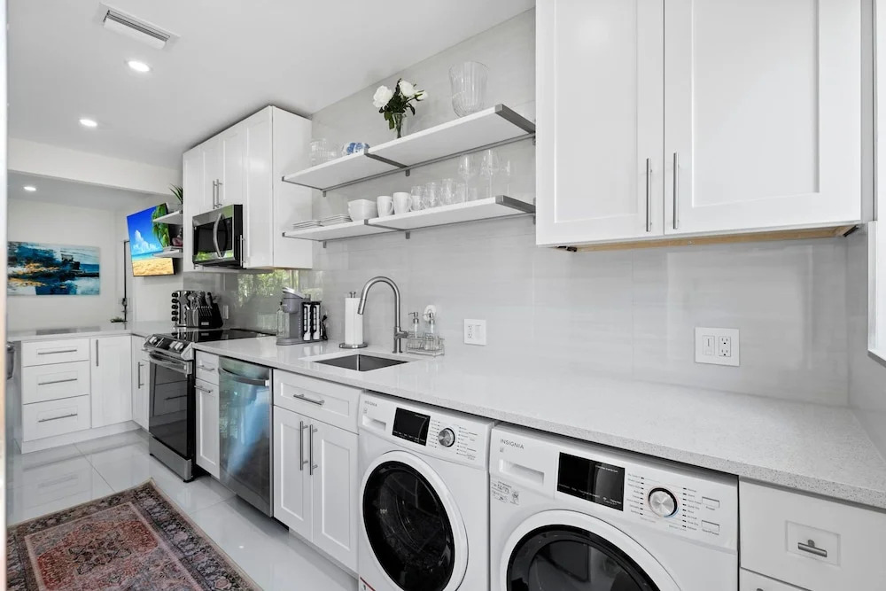 Uhost AI 1BR Sleek Modern Retreat