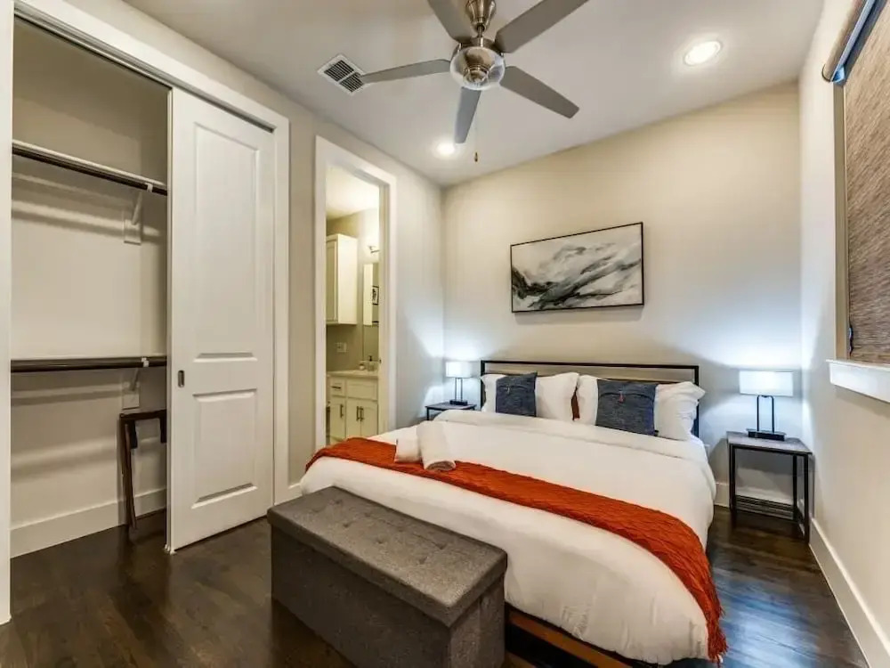 Cozysuites Uptown 3BR King Beds Skyline View