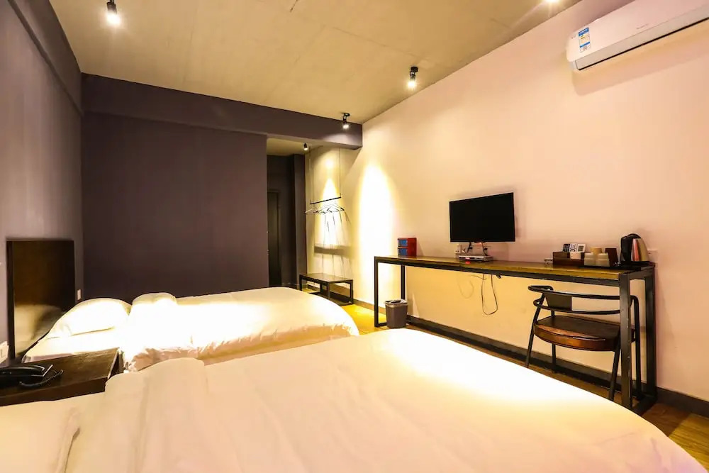 Comma Travel International Youth Hotel