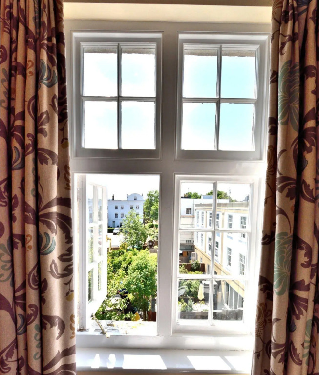 Queens Court Hotel