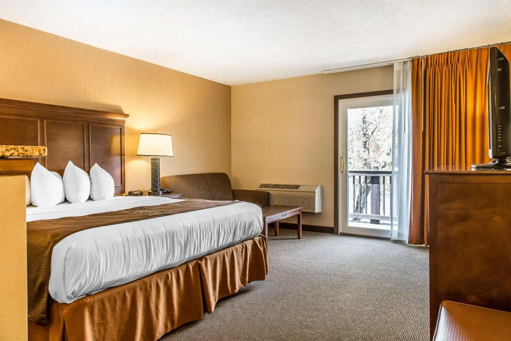 The Black Swan Lee - Lenox, an Ascend Collection Hotel