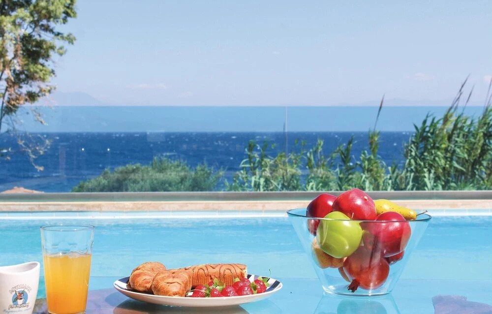 Nice Home in Petalou, Korinthias With Wifi and 4 Bedrooms