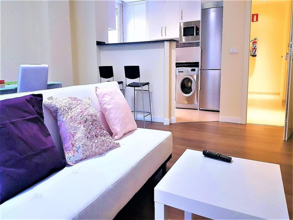MC YOLO Apartamentos Espacio América