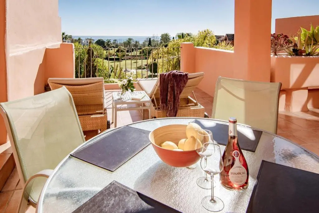 Seaview Luxury Penthouse Apartment 24 hour security and Underground Parking