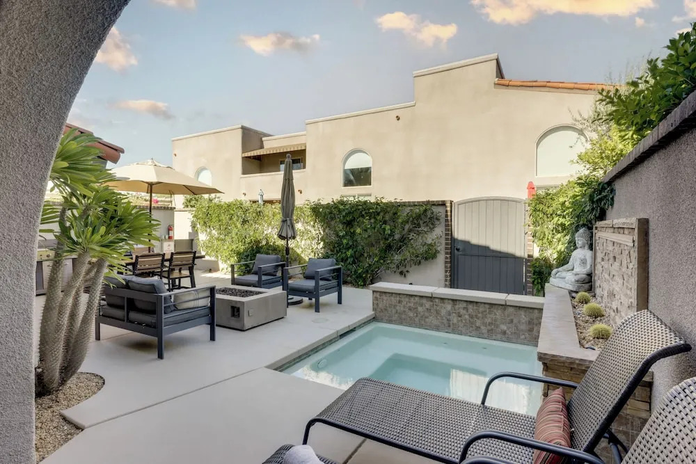 Dtwn Palm Springs Condo: Bbq, Pool, Fire Pit, Etc!