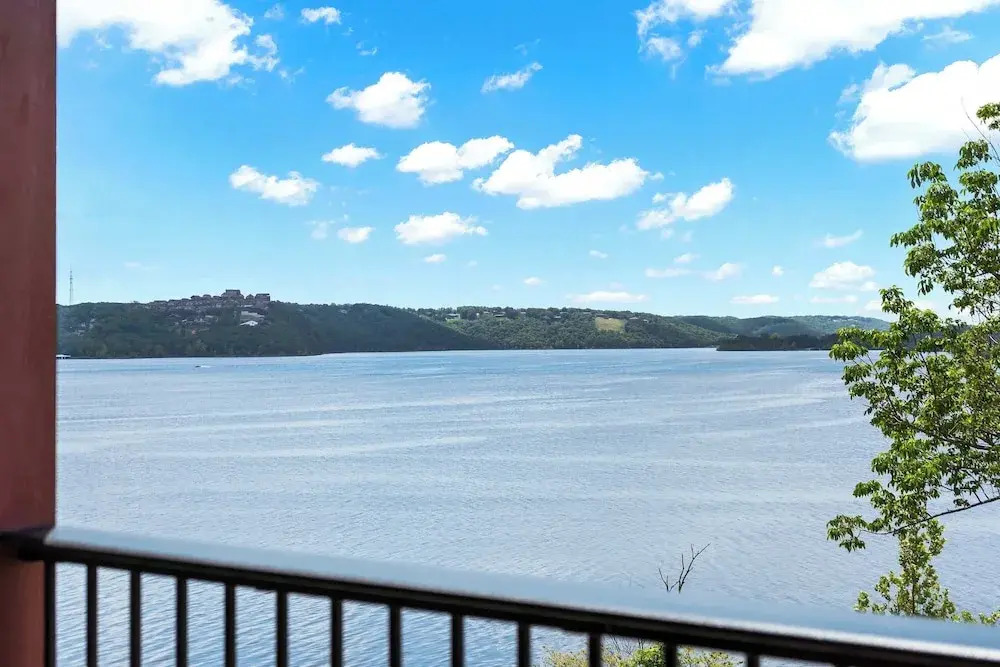 Sunset View at Anchors Point Lakefront Stay for 8 w/ Private Balcony
