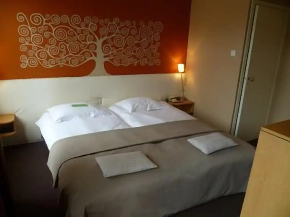 Le Castel Hotel