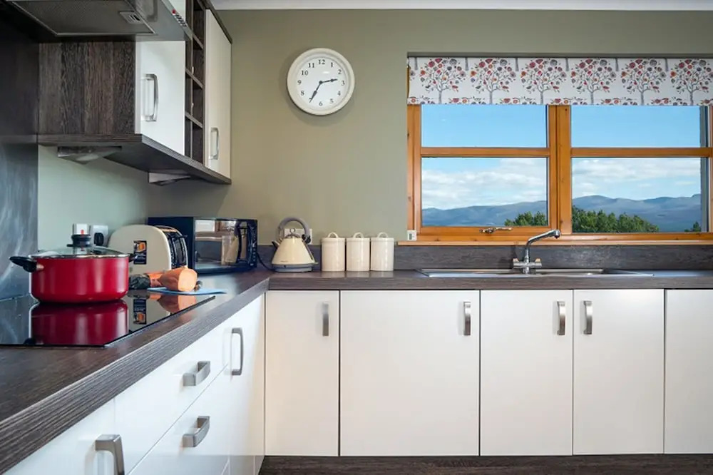 Snowmass Lodge - hot tub in Aviemore