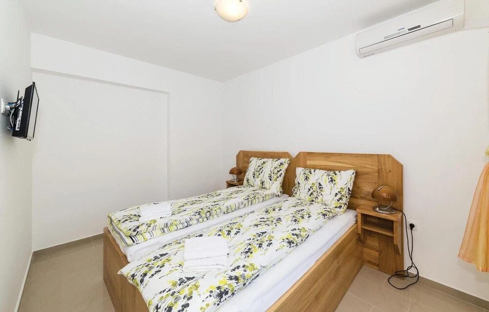 Amazing Home In Okrug Gornji