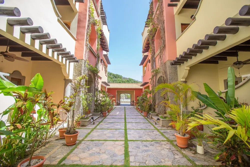 Caribbean Breeze 6b 2 Bedroom Condo by RedAwning