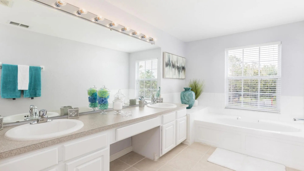 6BR Villa Near Disney w South-facing Pool spa