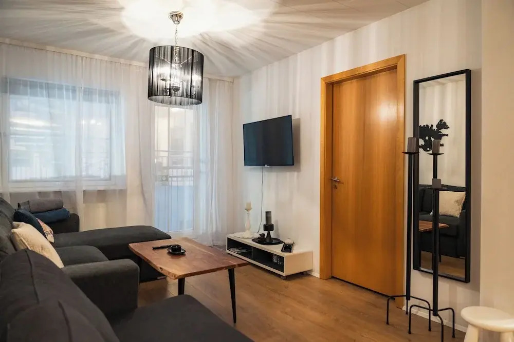 LL Properties - H99 Main Street Stay