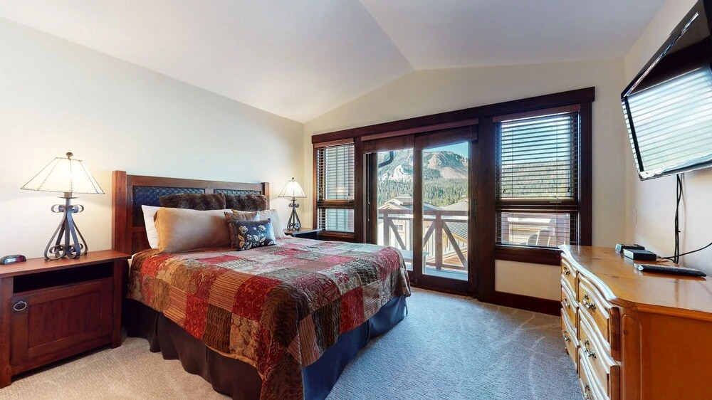 Juniper Crest 7 Private Hot Tub, 2 Car Garage, BBQ, Walk to the Lifts and Mountain Views by RedAwning