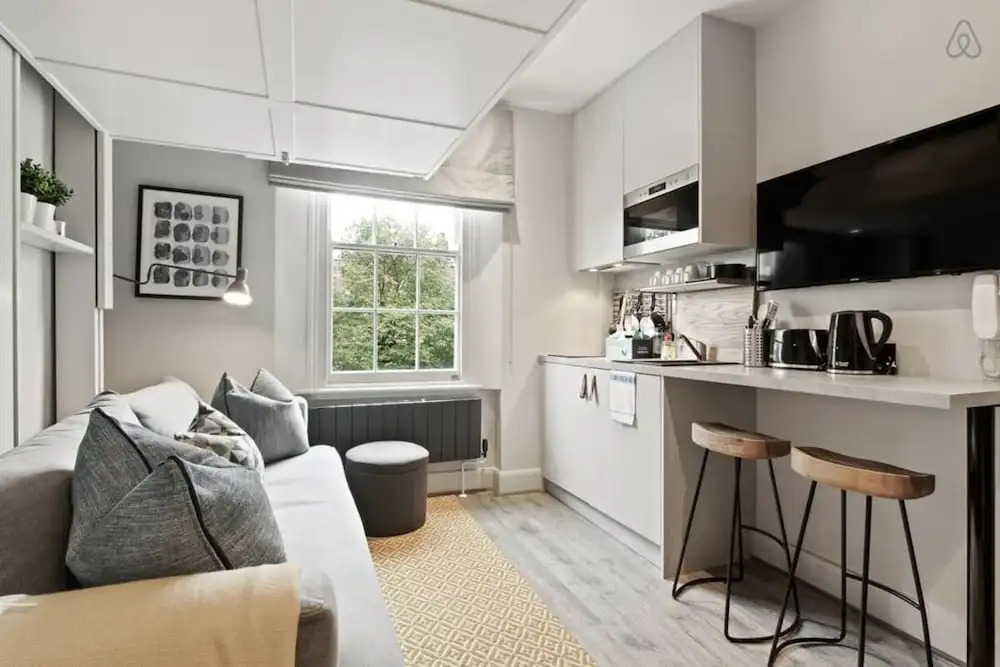 Contemporary Studio W/suspended Bed in Camden Town