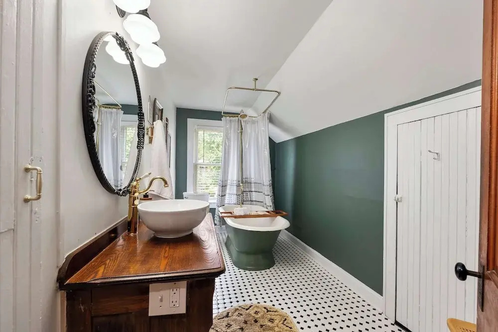 German Charm Suites Sleeps 8!