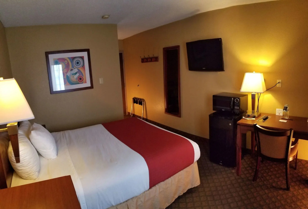 Red River Lodge & Suites