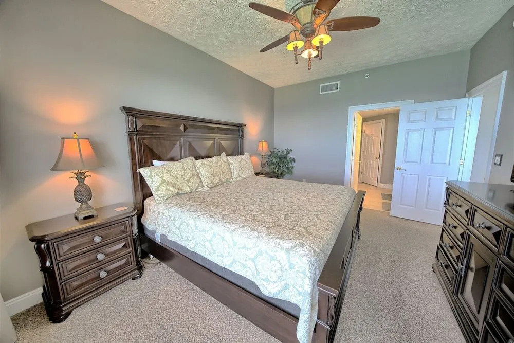 Stylish Oceanfront Condo with Beach and Picnic Area Access - Unit 1706 by RedAwning
