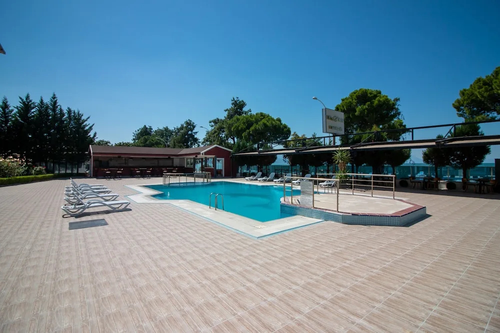 Lake Li̇fe Hotel