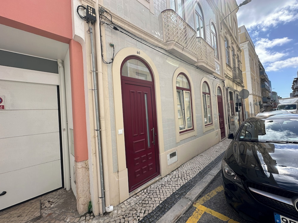 Red Door Flat by Trip2Portugal
