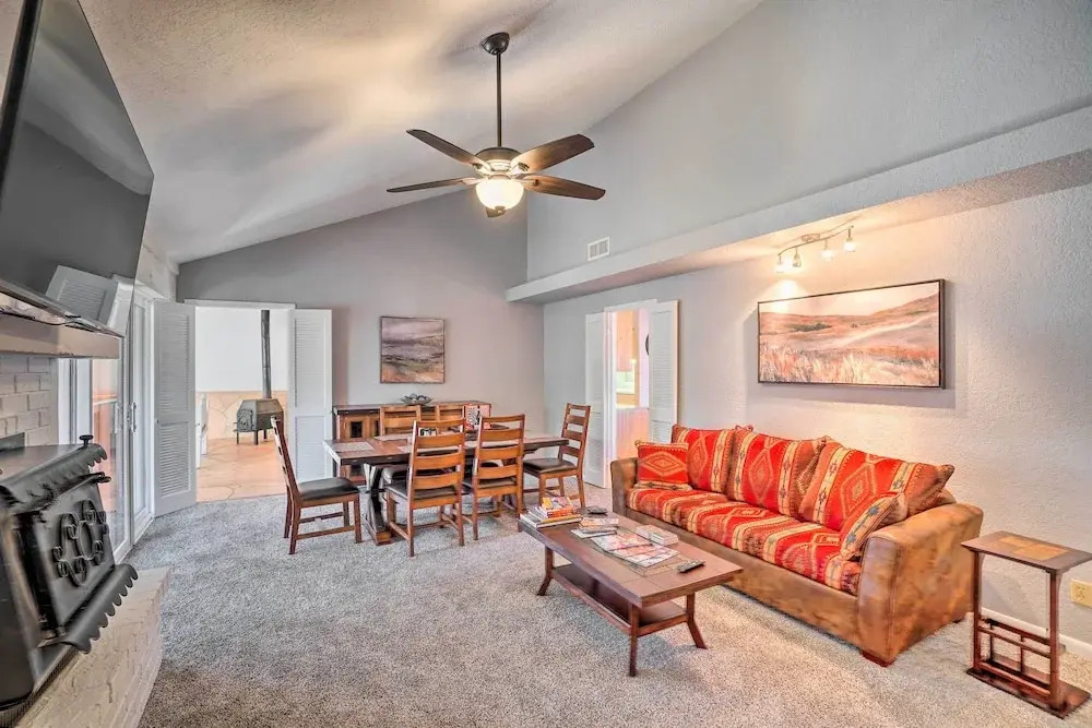 1 Mi to Cathedral Rock Trailhead: Home w/ Sunroom