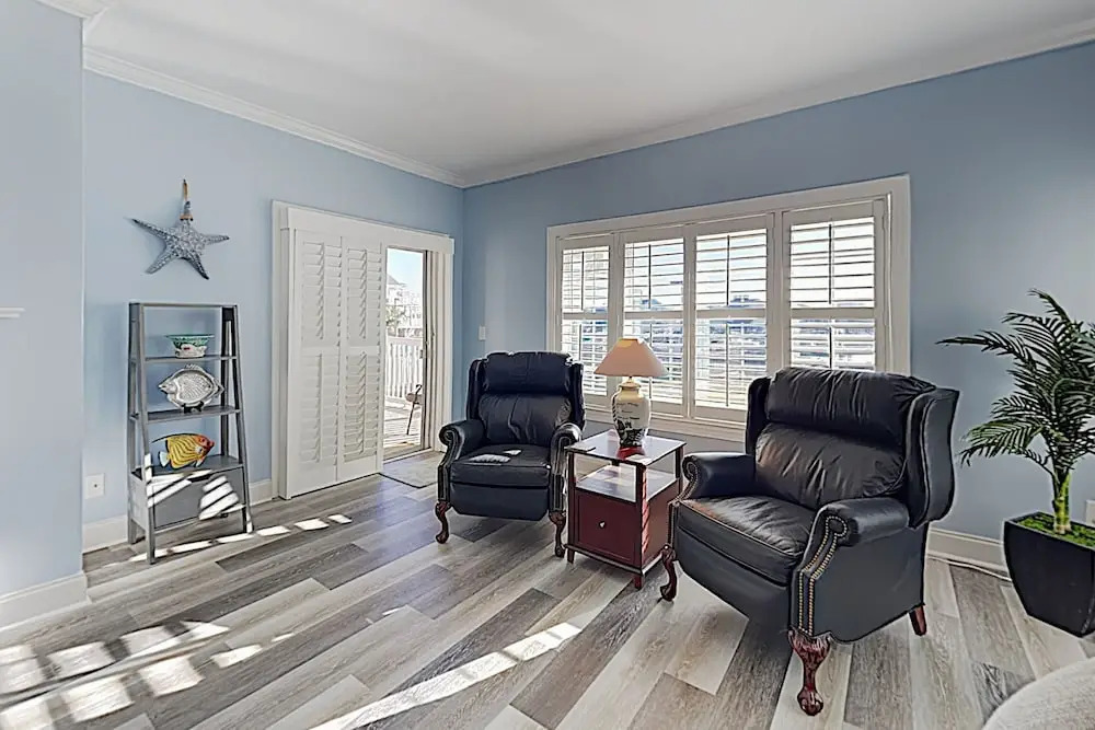New Listing! Coastal W/ Pool - Walk To Beach 3 Bedroom Condo