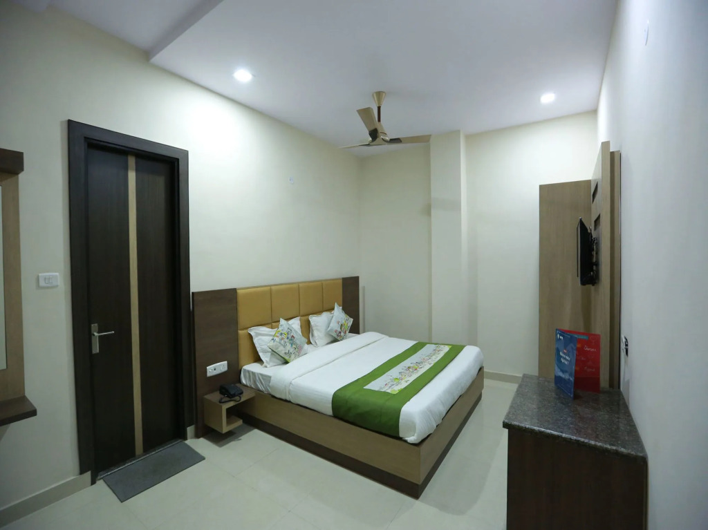 Royal Crown By OYO Rooms