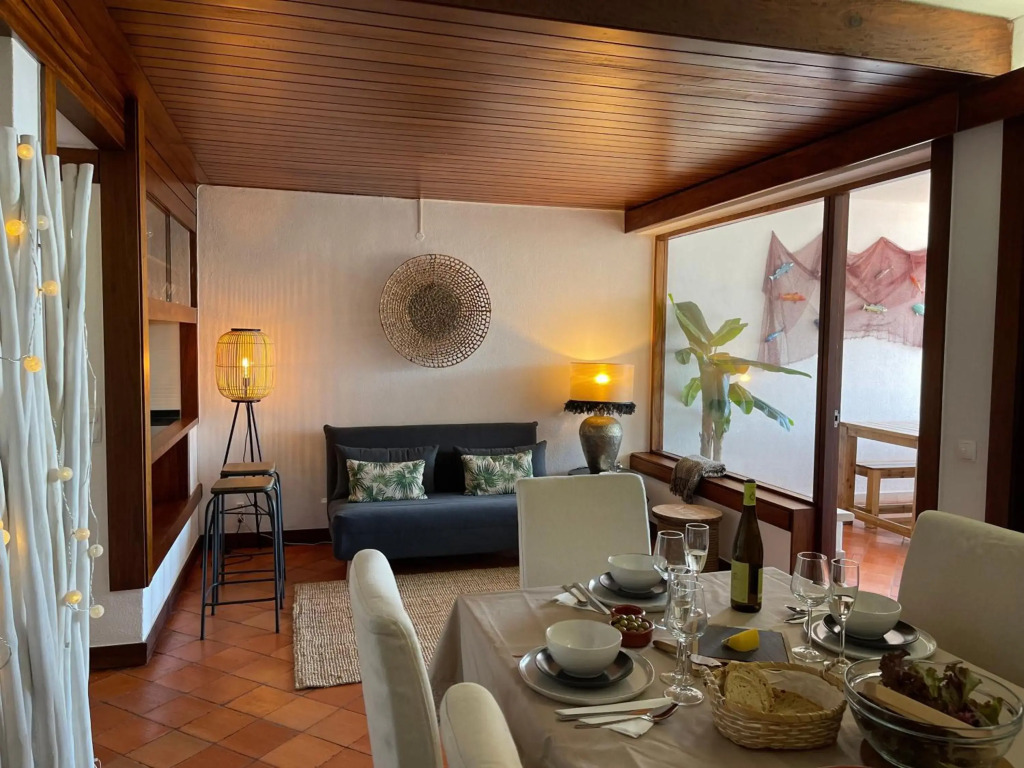 Lovely 2 bedroom with a pool in front of the beach