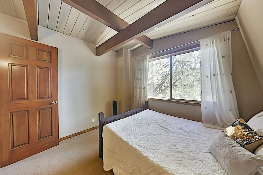 Cozy W/ Fireplace, Minutes To Skiing! 2 Bedroom Cabin