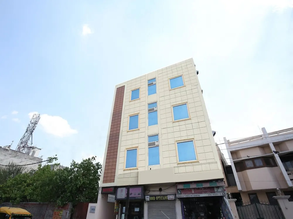 OYO 13037 Hotel Ambassador