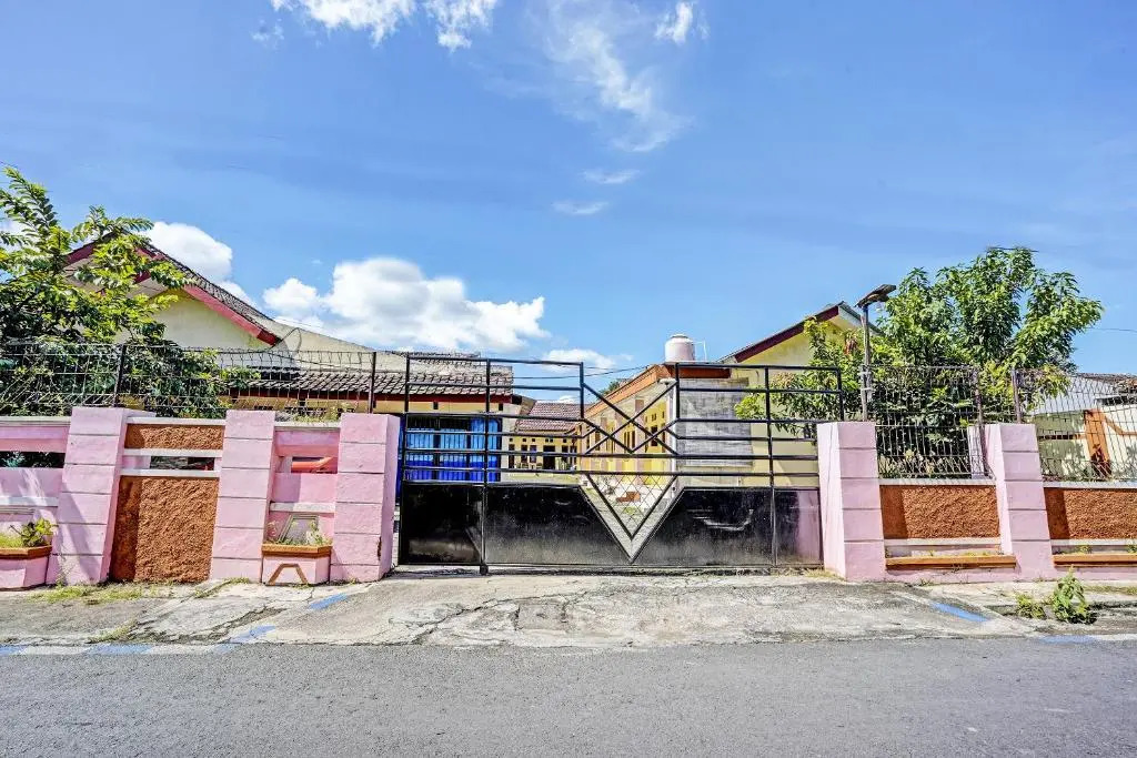 SPOT ON 92372 Rinda Homestay Syariah & Resto