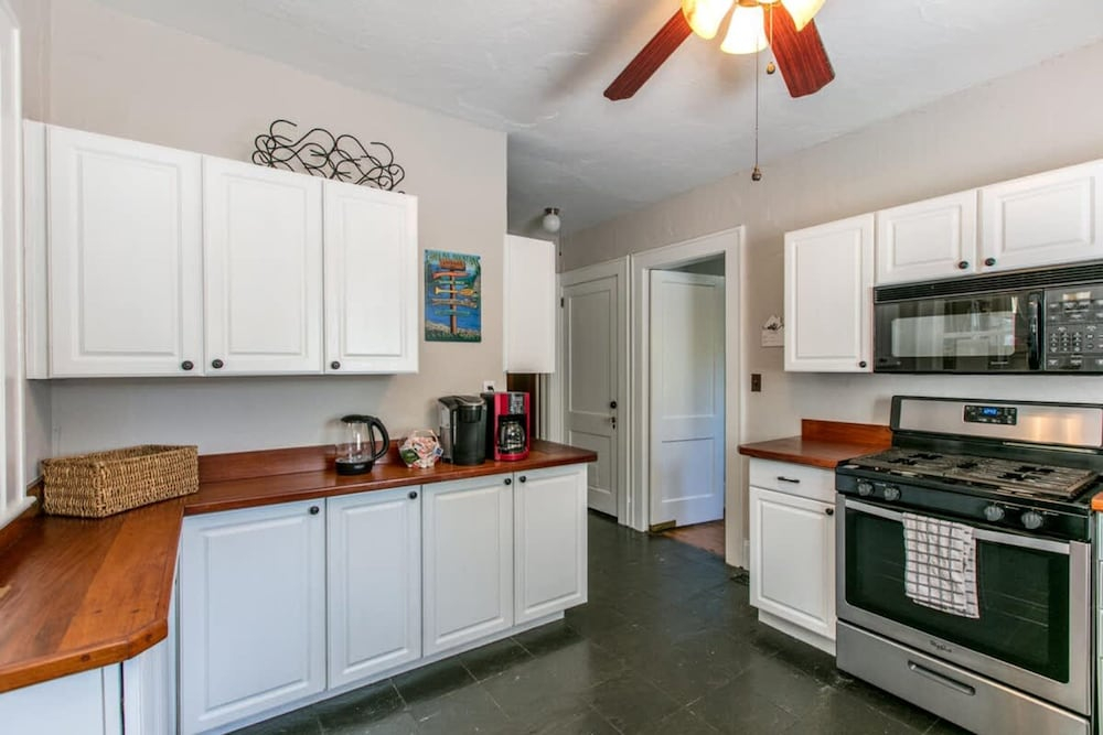 Roomy 5BR Bungalow w Backyard Close to Downtown
