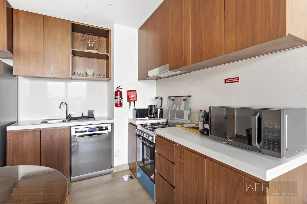 WelHome - Mesmerizing Sea & Burj Khalifa Views Apt at La Voile