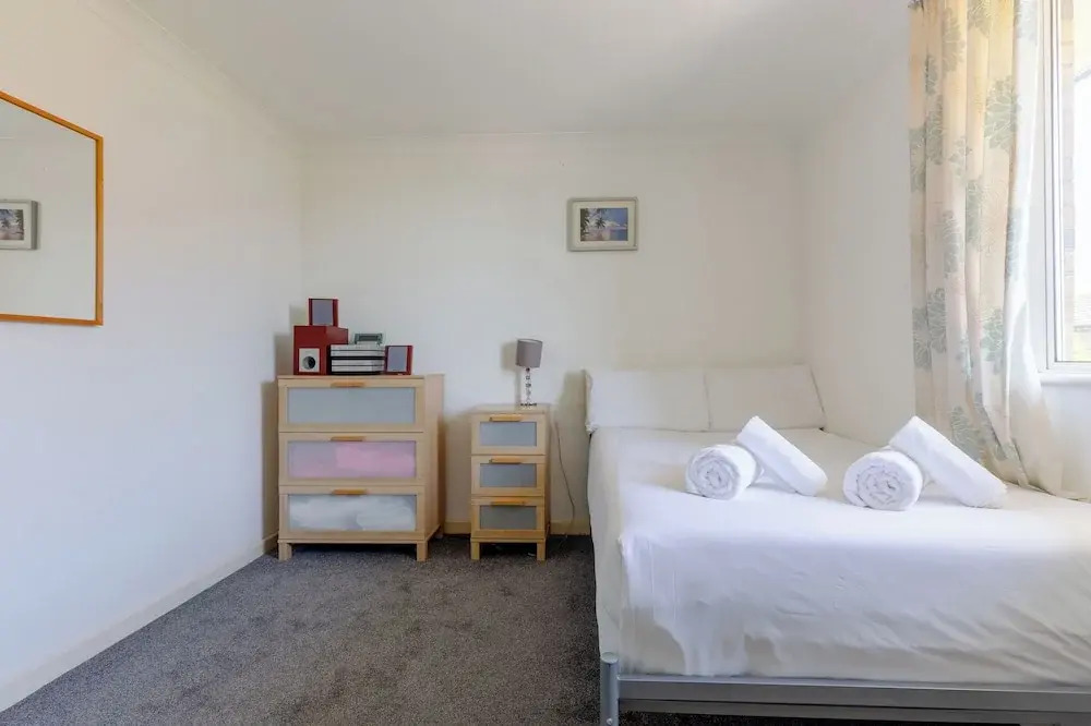 Homely 1 Bedroom Apartment in Beckton With Parking