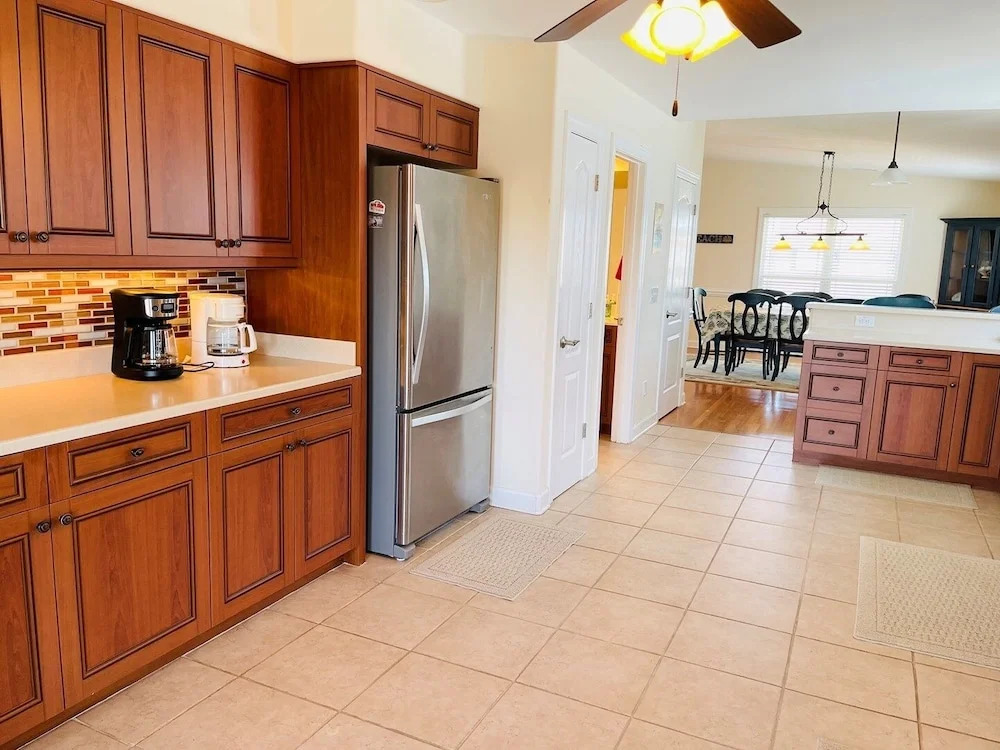 Holden' A Full House 4 Bedroom Home by RedAwning