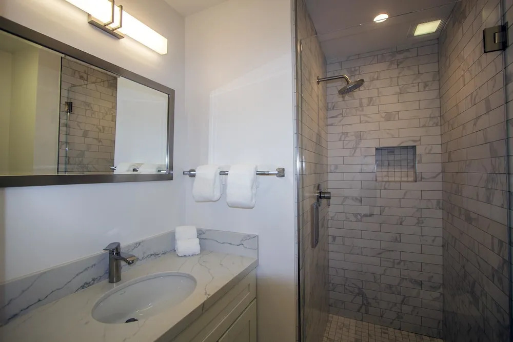 Beautifully Remodled 3/3 Walk To Shops, Restaurants, Close To World Class Golf