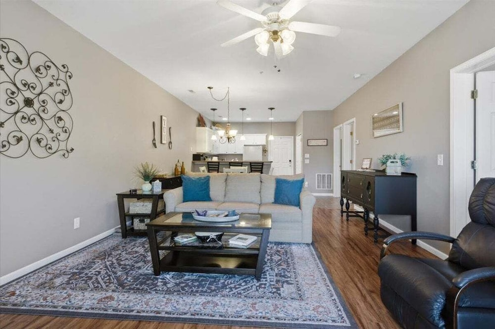 Lakefront Condo w/ 3 Pools, Boat Slip & Patio Views at 13mm of the BIg Niangua
