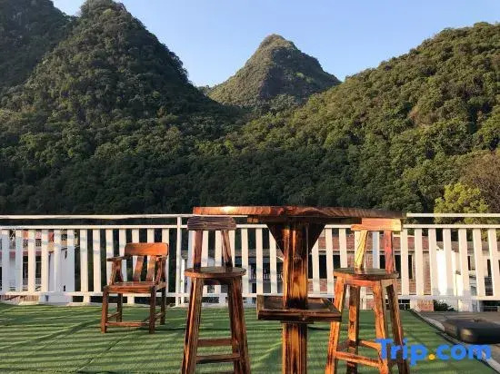 Holiday Lijing Inn